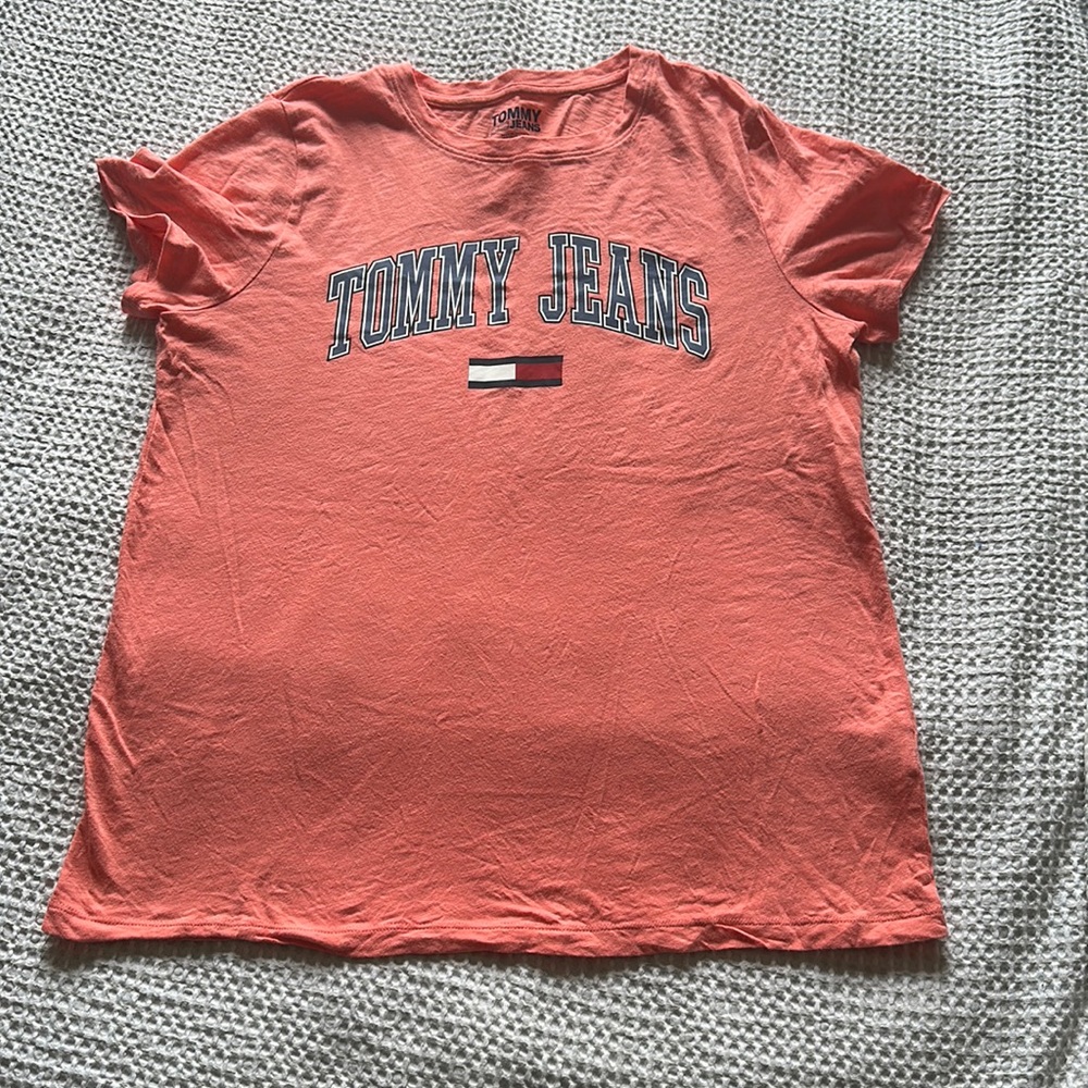 Tommy Hilfiger women’s coral graphic tee